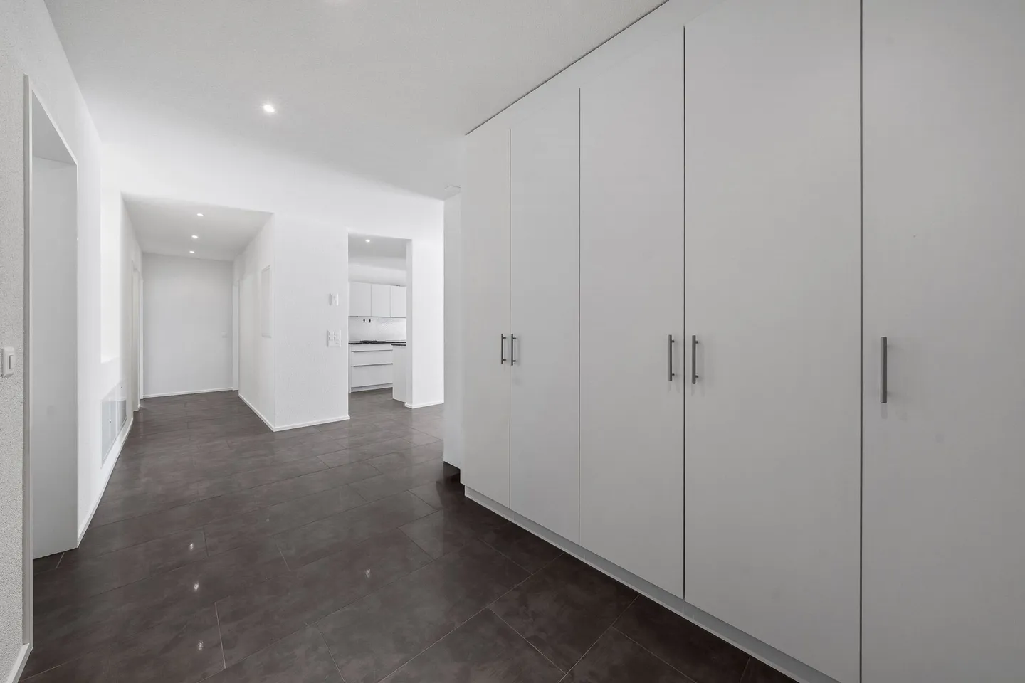 Modern and spacious 4.5 room apartment in a central location - Photo 6 of 10