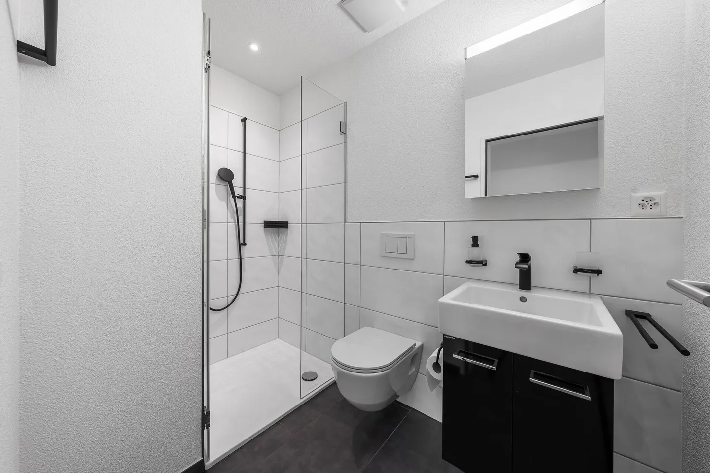 Modern and spacious 4.5 room apartment in a central location - Photo 7 of 10
