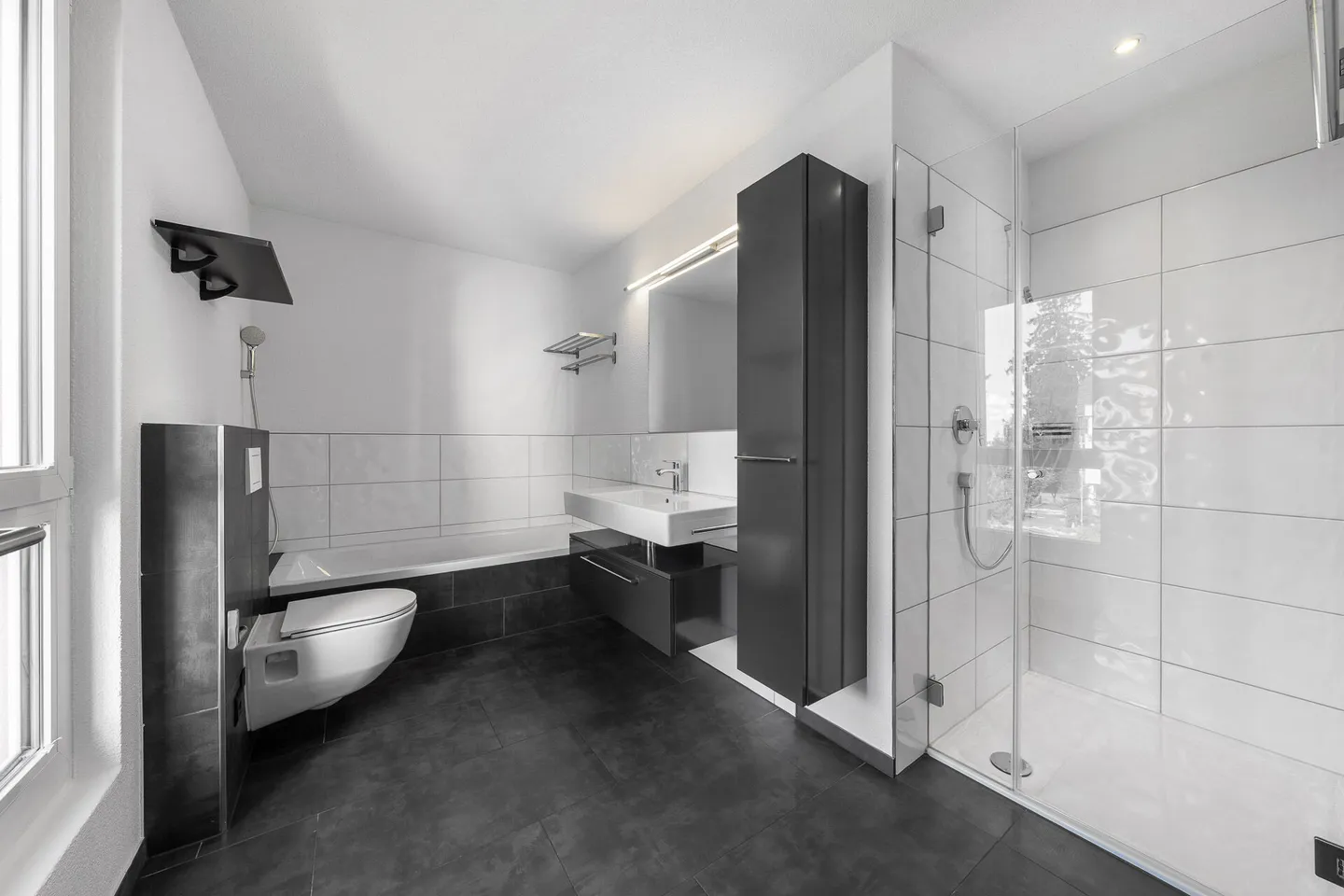 Modern and spacious 4.5 room apartment in a central location - Photo 8 of 10