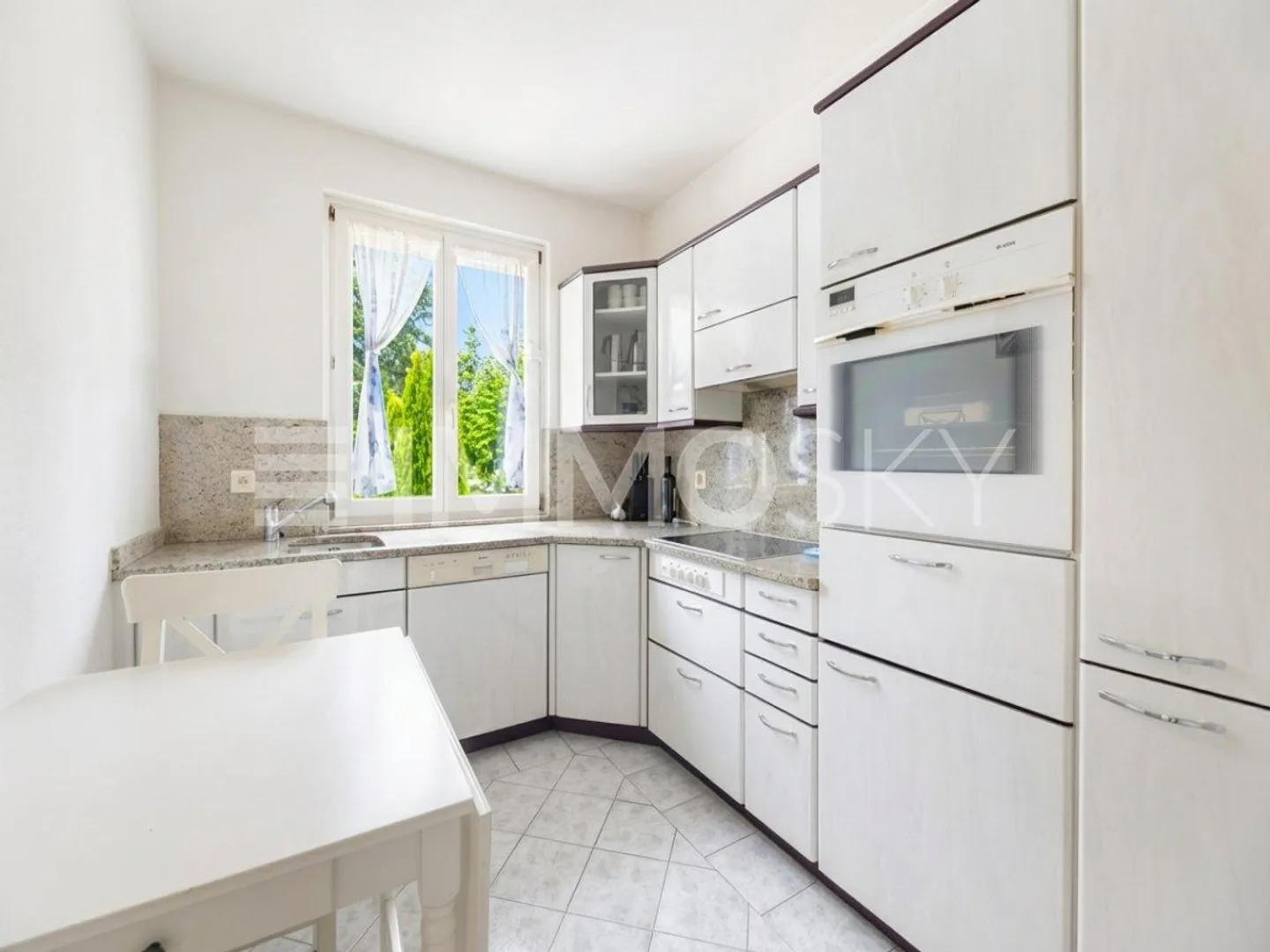 A bungalow, detached and ready for your visions - Photo 4 of 5