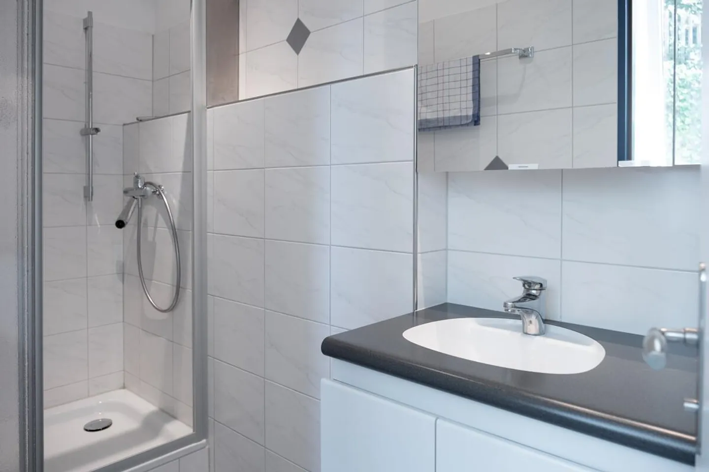 Top ausgebaute Bürofläche mit 2 Parkplätzen - Foto 3 von 5