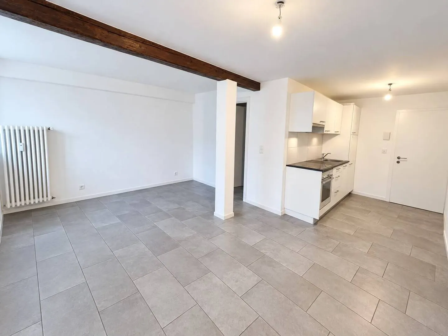 Studio rénové avec terrasse - Photo 2 sur 5