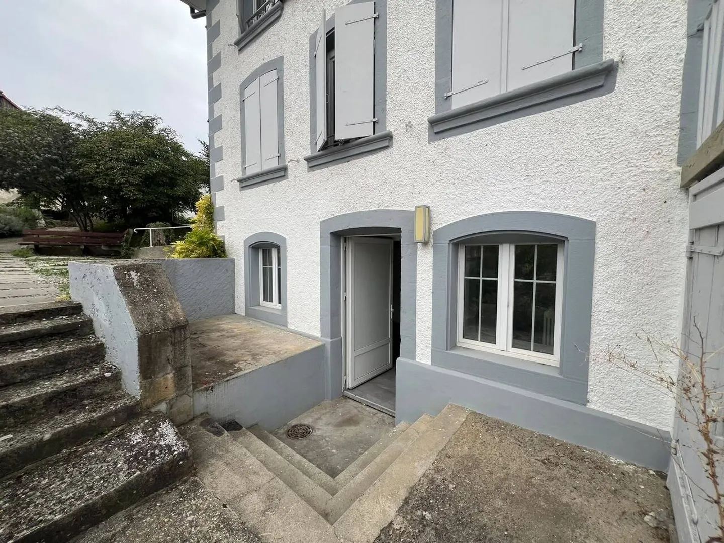 Studio rénové avec terrasse - Photo 1 sur 5