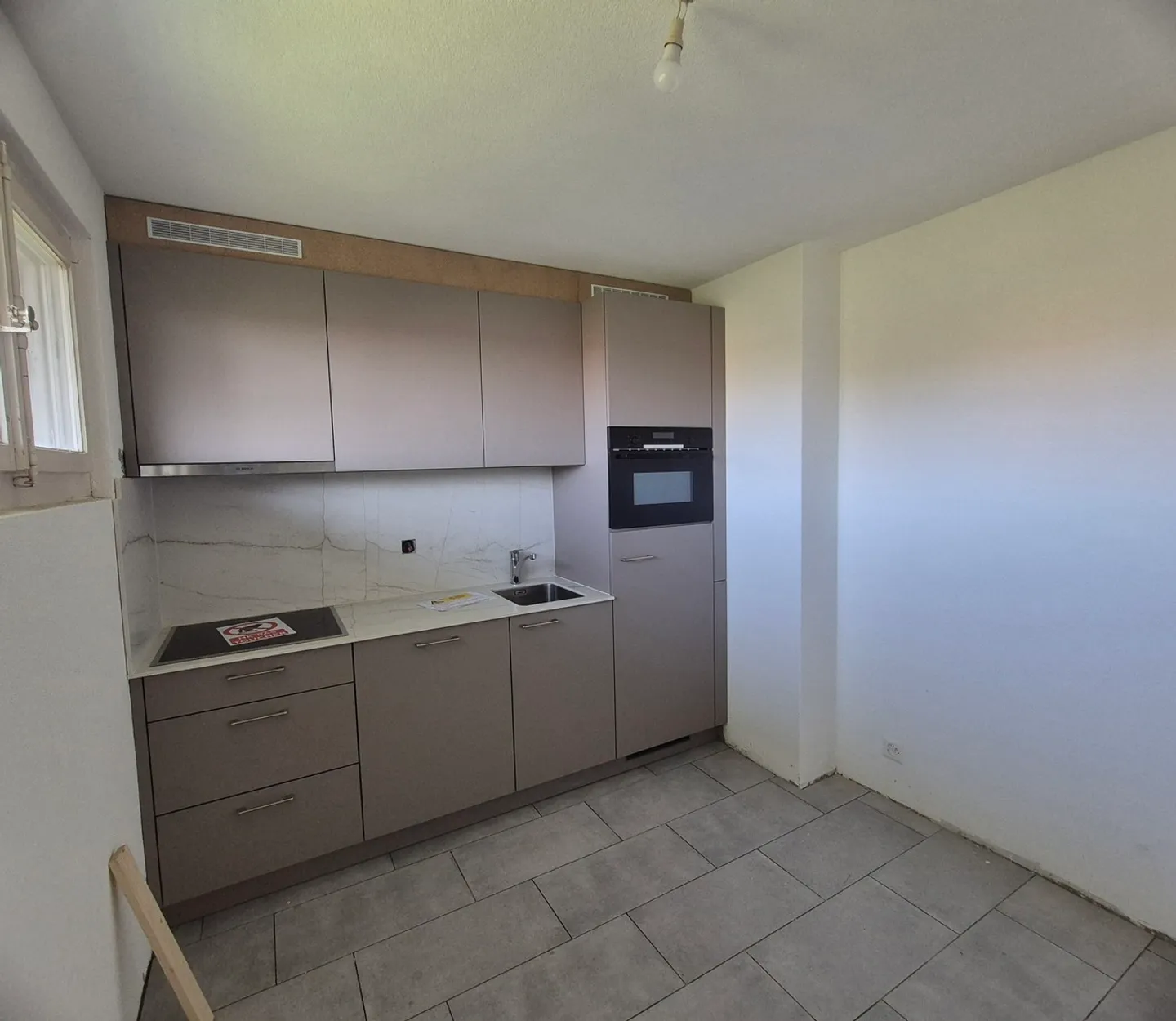 SEMSALES / Rue de l'Ecole 7 / 3,5 Zimmer im Erdgeschoss mit Balkon - Photo 2 sur 7