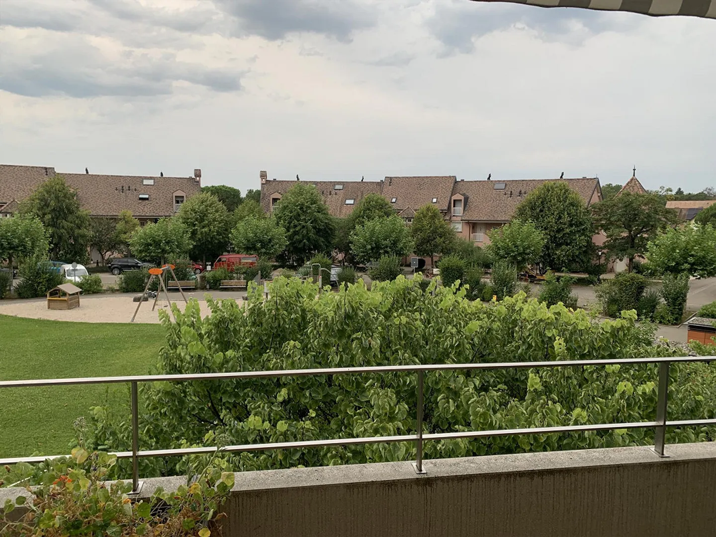Grand appartement 4,5pcs Lumineux dans un cadre verdoyant avec balcon - Photo 5 sur 12