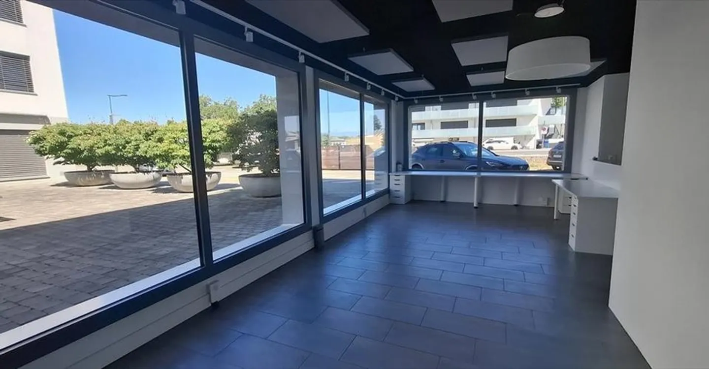 Magasin à louer - Photo 2 sur 8