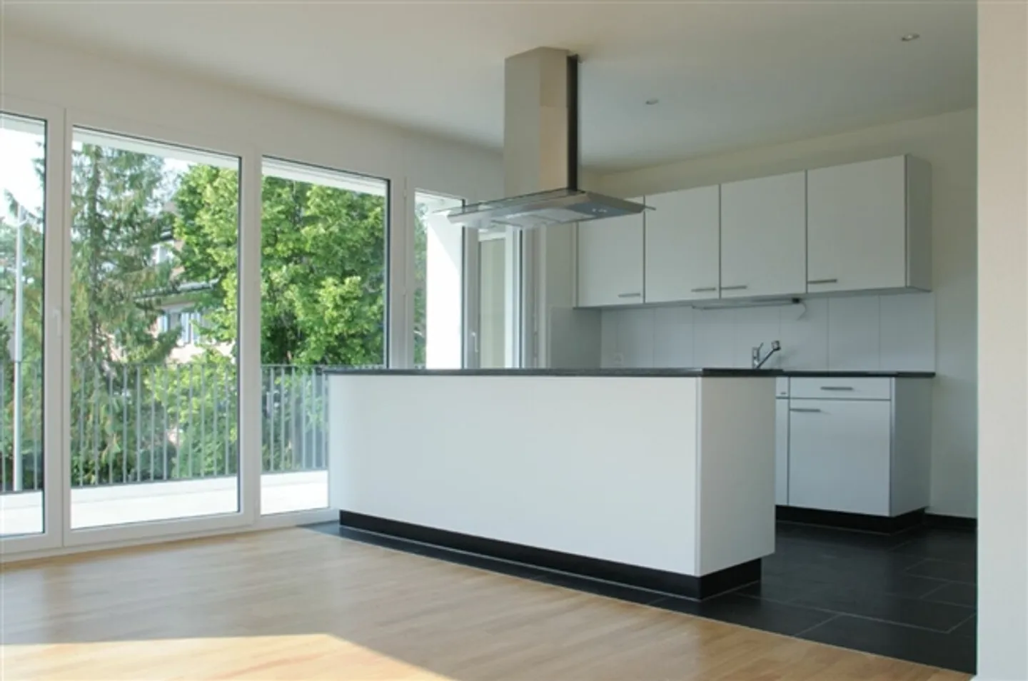 Charmante appartement de 4,5 pièces dans un quartier calme et bien entretenu - avec balcon ensoleillé et beaucoup de confort de vie. - Photo 1 sur 16