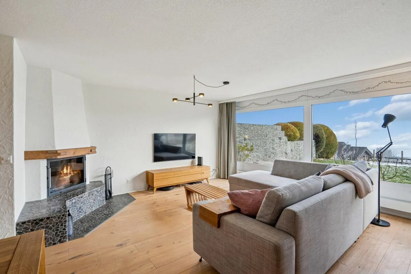 End Row House with Stunning View - Photo 4 of 15