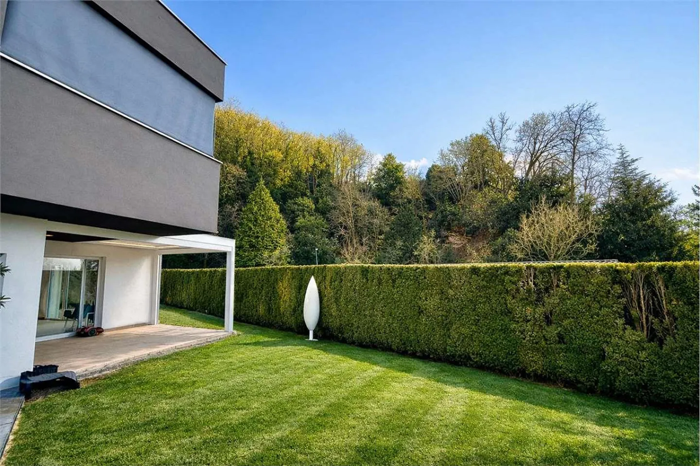 Elegant house with private garden recently built in Lugano - Photo 1 of 13