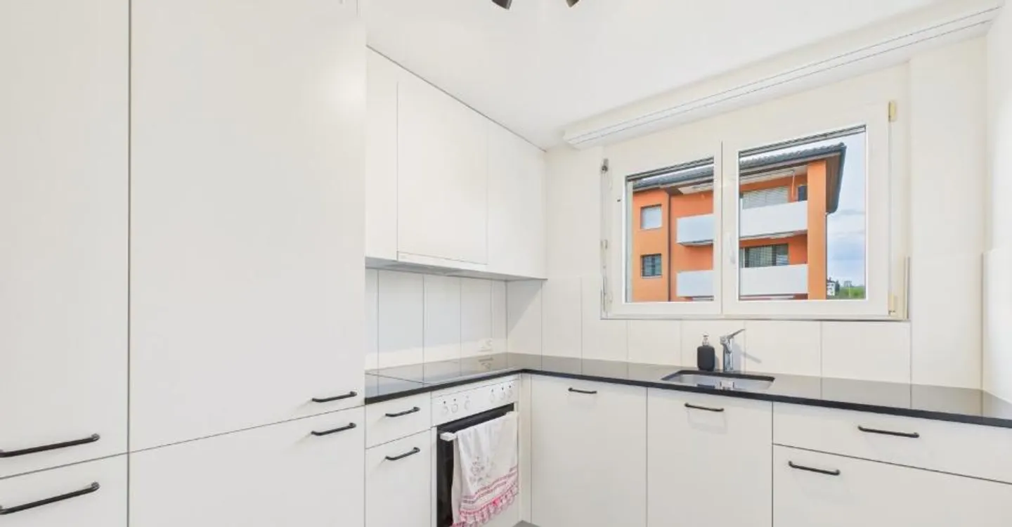 Charming Apartment with Balcony - Photo 4 of 8