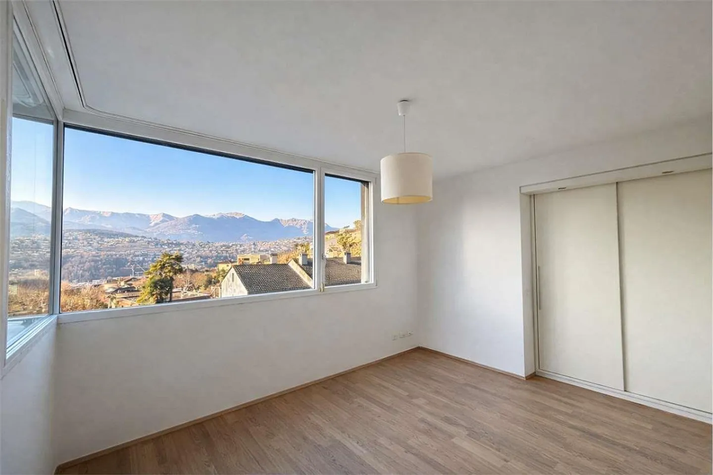 Elegant house with private garden recently built in Lugano - Photo 10 of 13