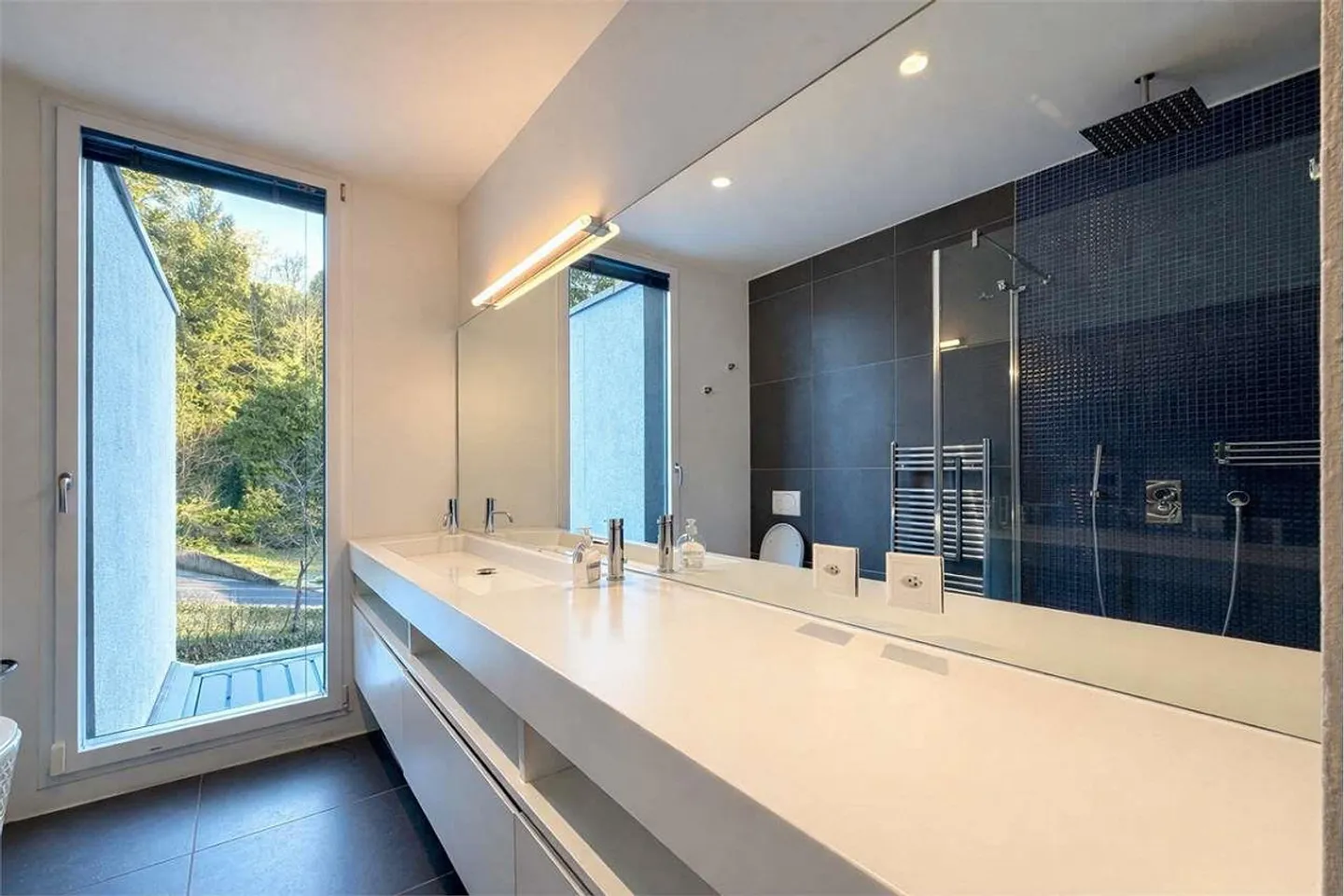 Elegant house with private garden recently built in Lugano - Photo 11 of 13