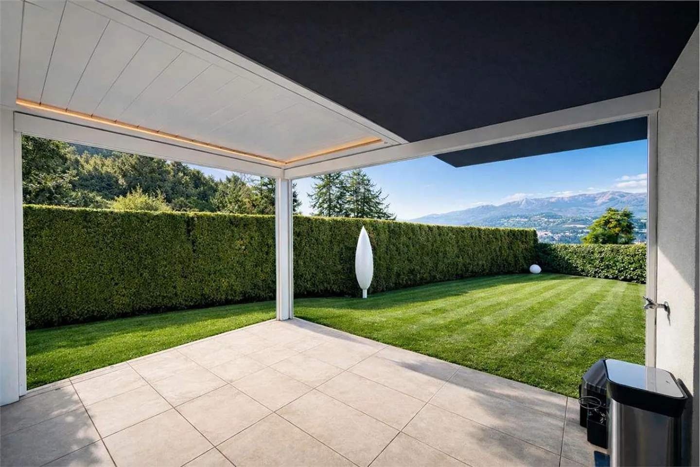 Elegant house with private garden recently built in Lugano - Photo 2 of 13