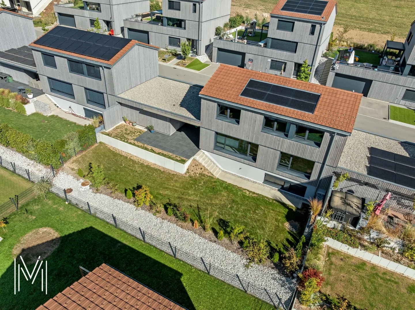 MAGNIFICENT CONTEMPORARY INDIVIDUAL HOUSE OF 5.5 ROOMS - Wooden architecture, modern comfort, and quality of life between Fribourg and Bulle - Photo 2 of 22