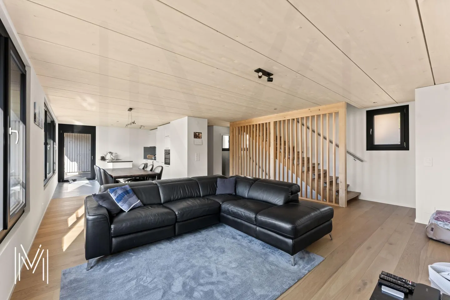 MAGNIFICENT CONTEMPORARY INDIVIDUAL HOUSE OF 5.5 ROOMS - Wooden architecture, modern comfort, and quality of life between Fribourg and Bulle - Photo 5 of 22