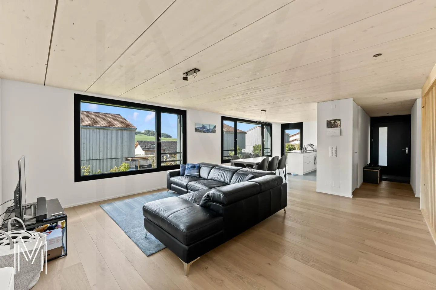 MAGNIFICENT CONTEMPORARY INDIVIDUAL HOUSE OF 5.5 ROOMS - Wooden architecture, modern comfort, and quality of life between Fribourg and Bulle - Photo 6 of 22