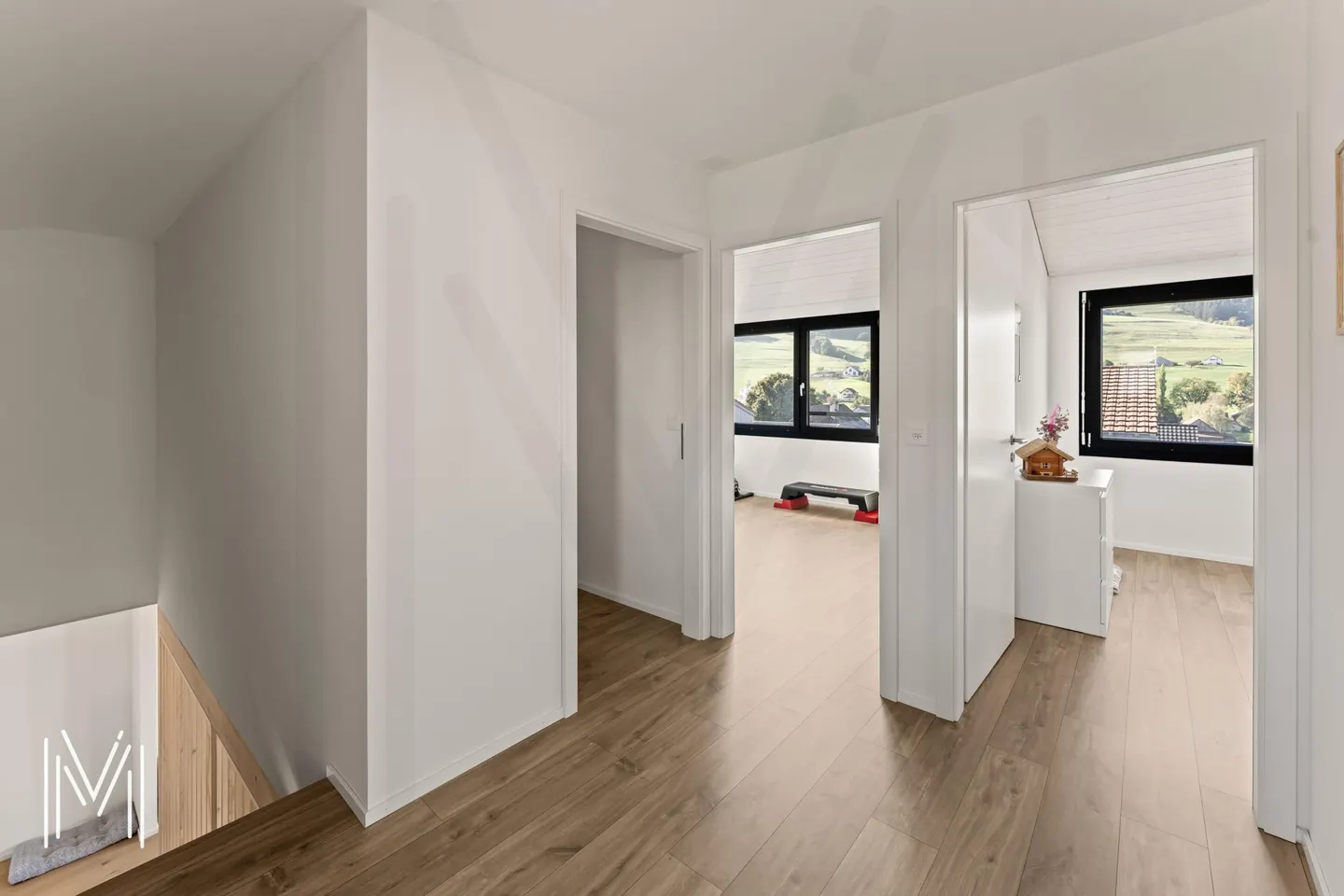 MAGNIFICENT CONTEMPORARY INDIVIDUAL HOUSE OF 5.5 ROOMS - Wooden architecture, modern comfort, and quality of life between Fribourg and Bulle - Photo 10 of 22