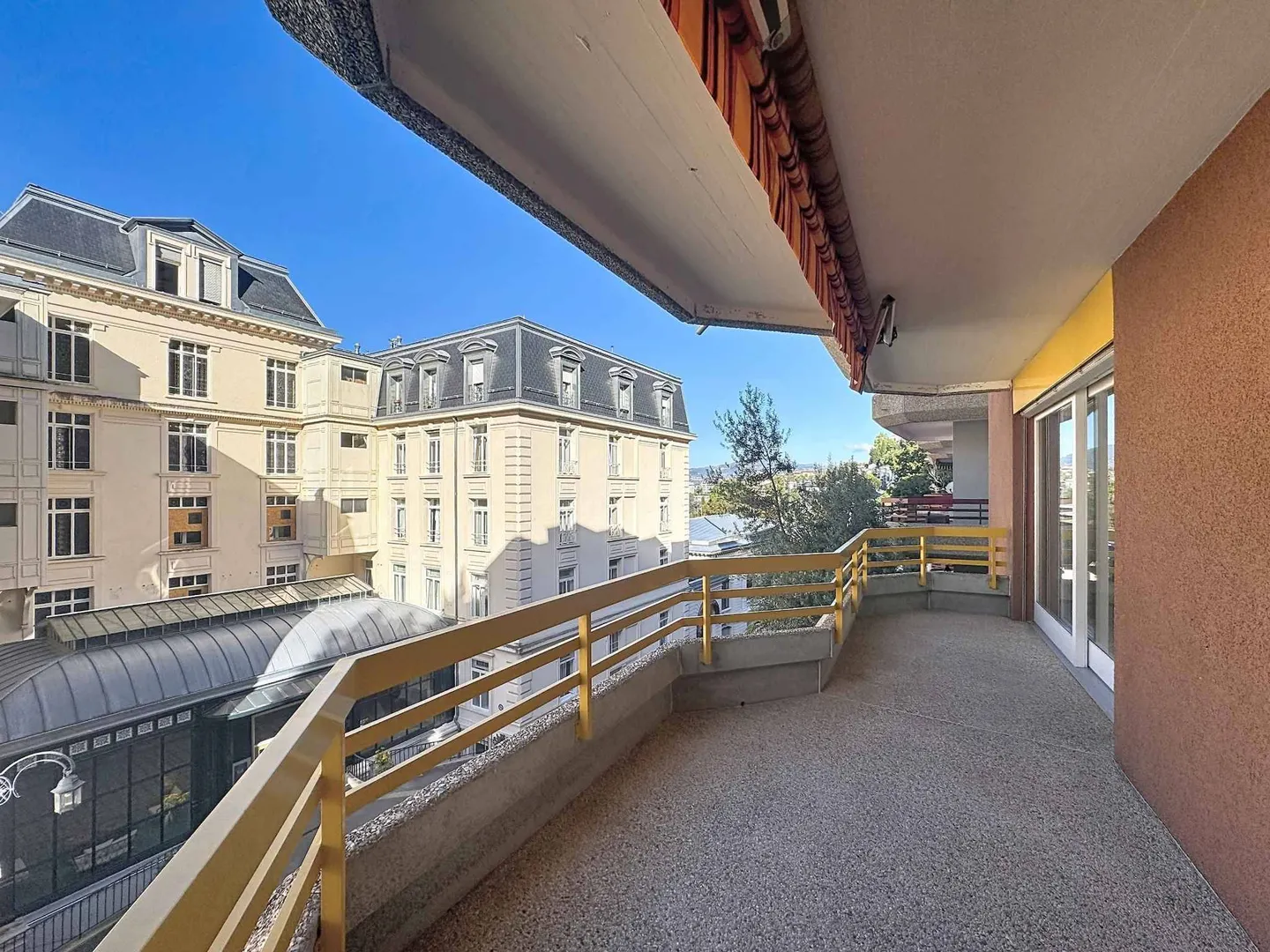 On the 1st floor - Large 3.5 room apartment on 1 level of 79 m2 + balcony - Photo 1 of 12