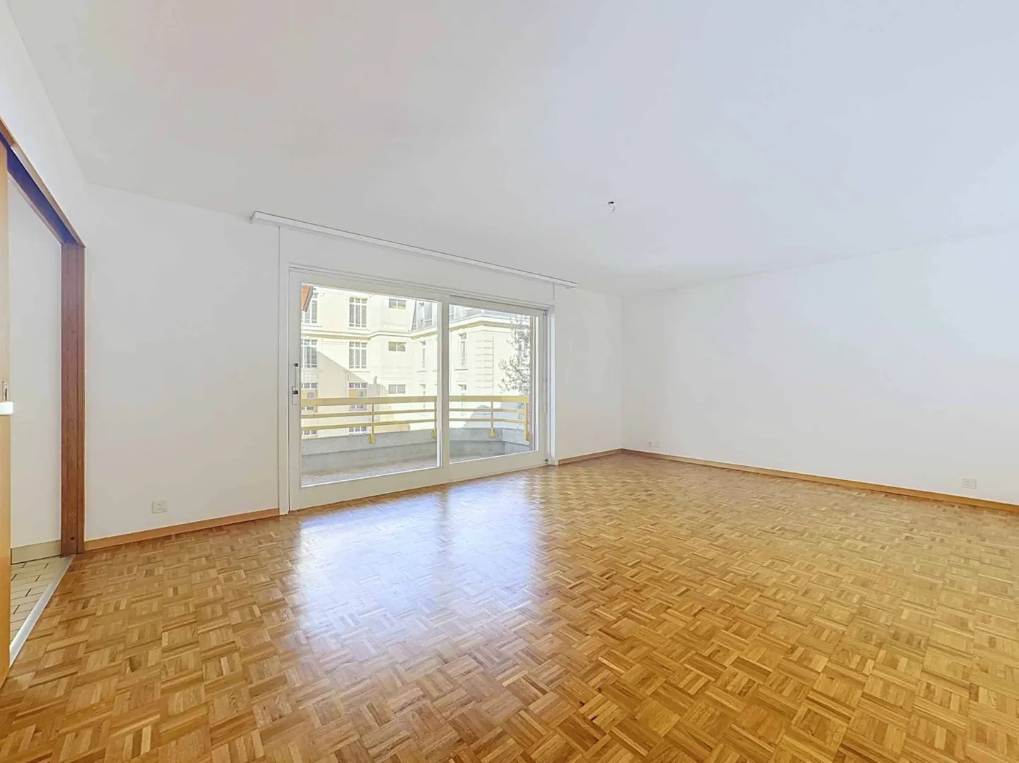On the 1st floor - Large 3.5 room apartment on 1 level of 79 m2 + balcony - Photo 3 of 12