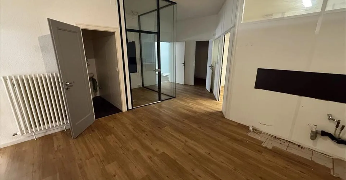 Shop for rent - Photo 1 of 12