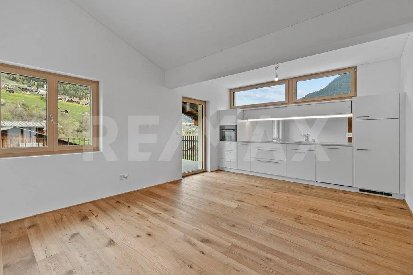 Charmantes Chalet in Surrein - Foto 2 von 13