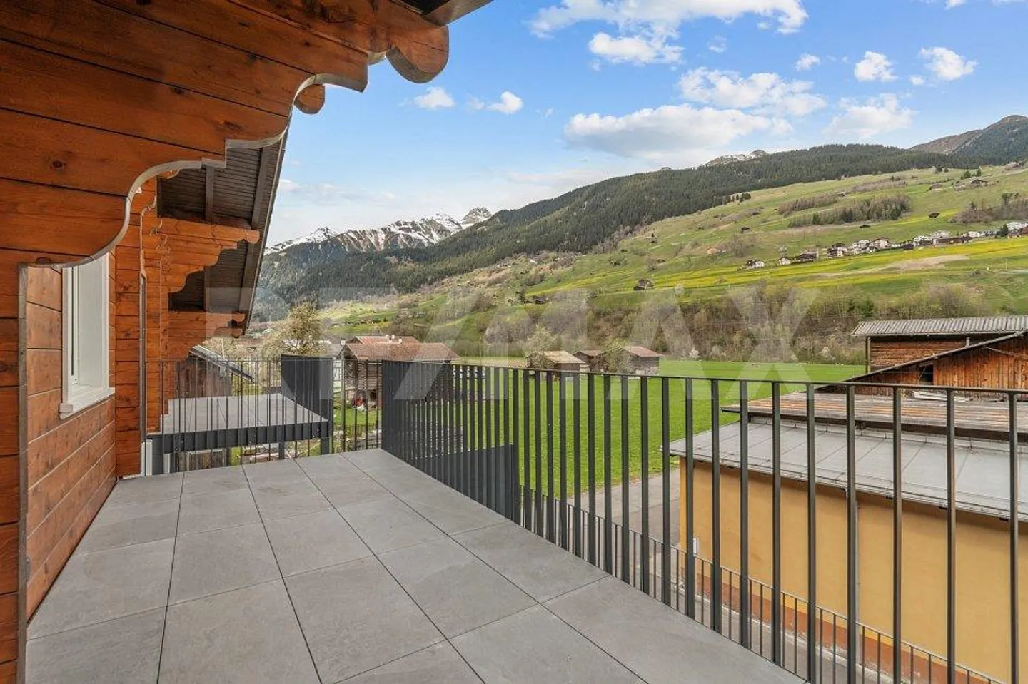 Charmantes Chalet in Surrein - Foto 1 von 13