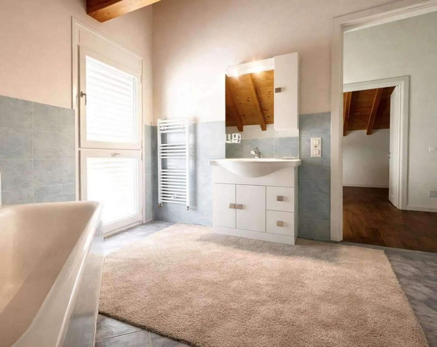 Elegante Einfamilienhaus mit großzügigen Räumen und Garten - Foto 5 von 13