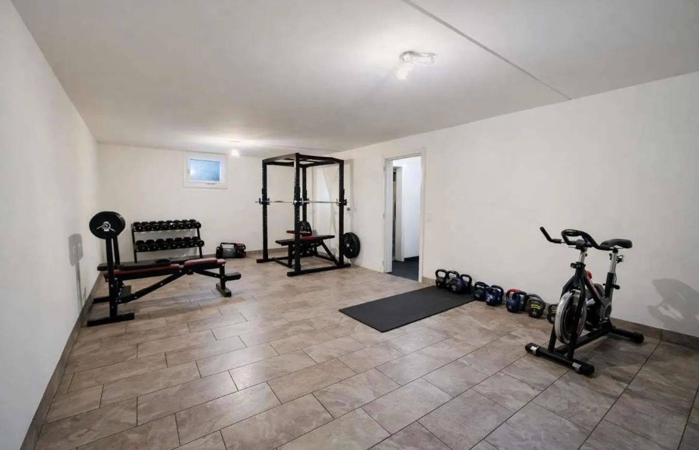 Elegante Einfamilienhaus mit großzügigen Räumen und Garten - Foto 8 von 13