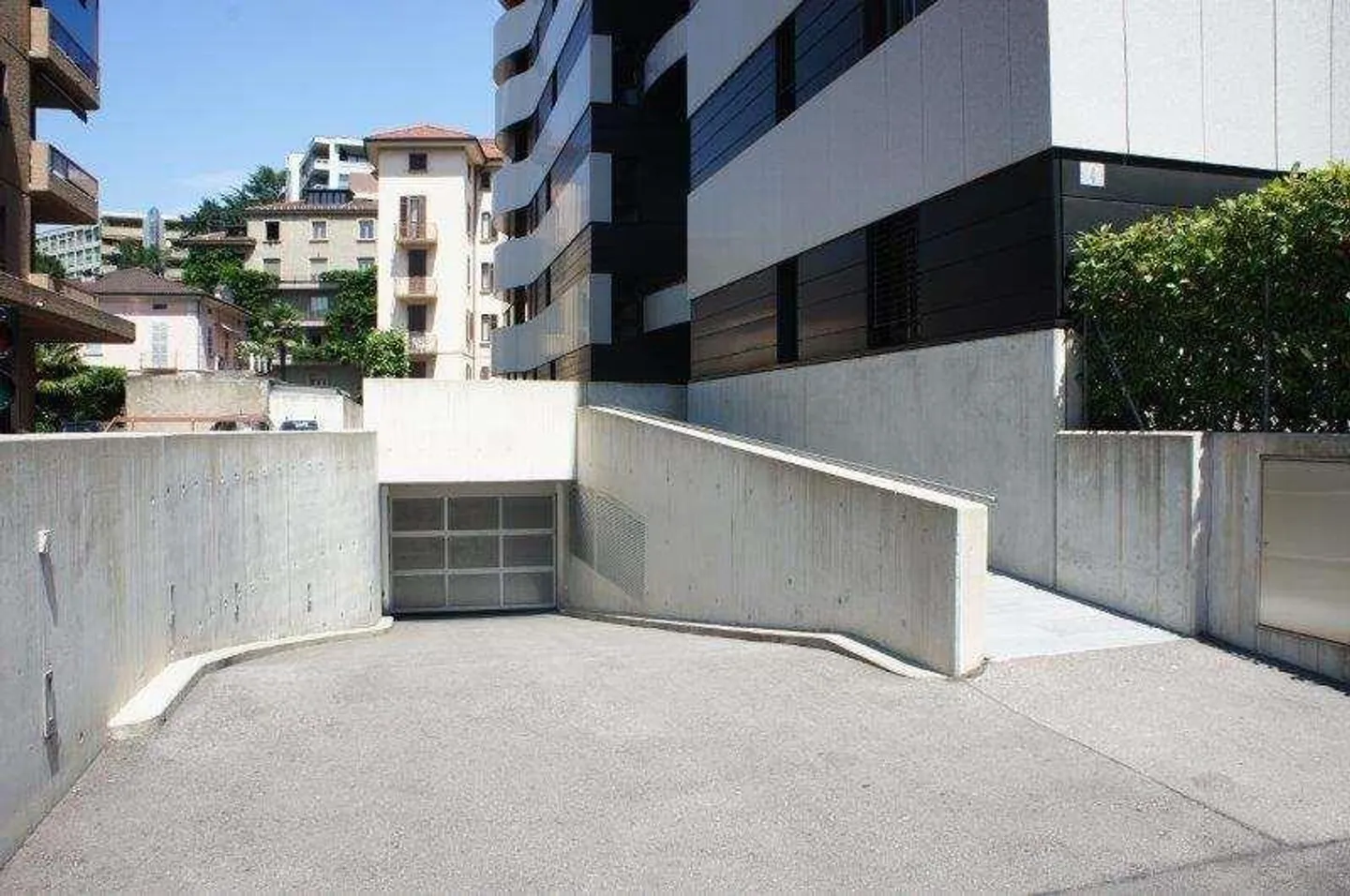 LUGANO: SPACIOUS AND ELEGANT 2.5 ROOMS IN THE CITY CENTER - Photo 3 of 10