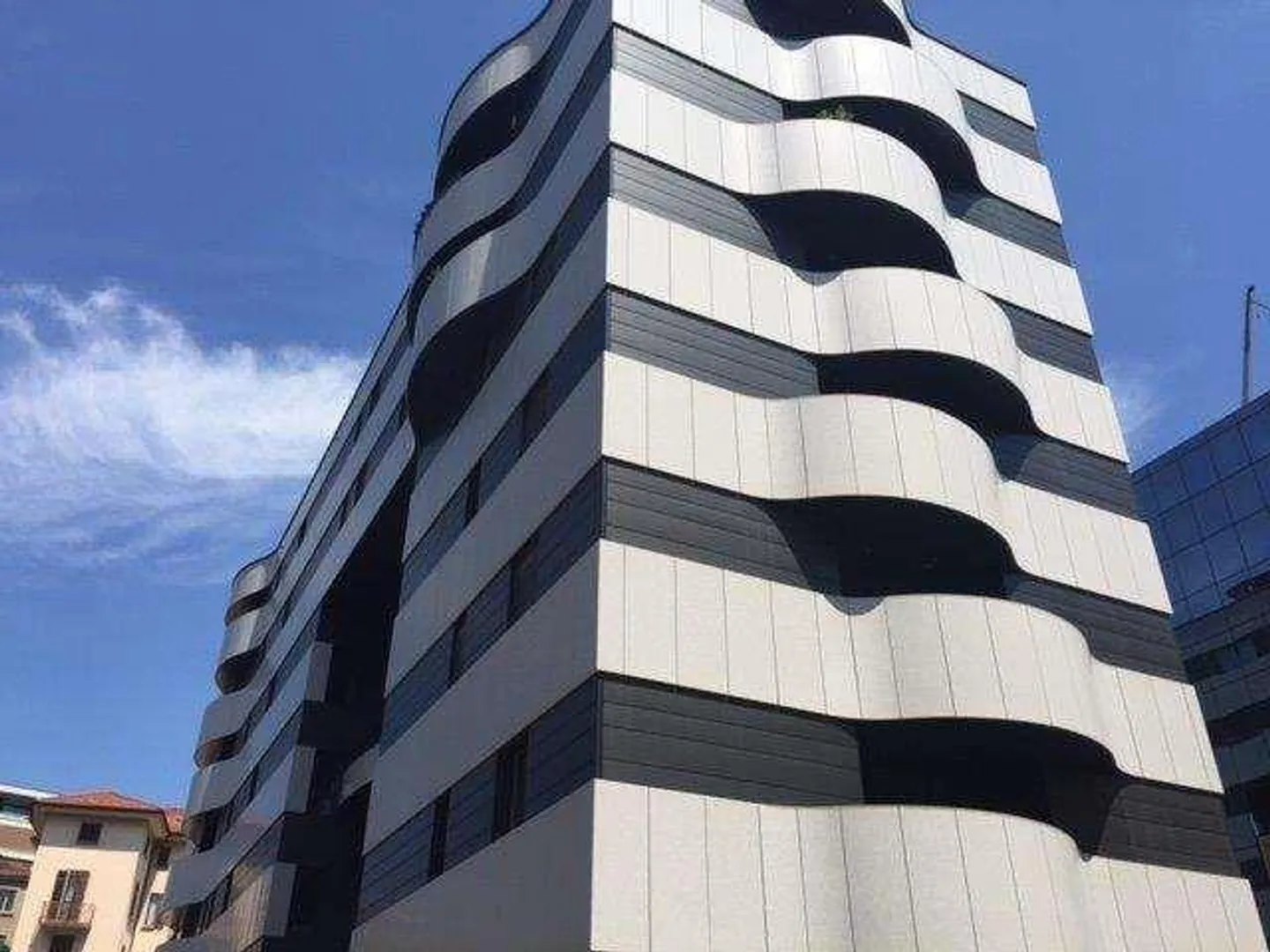 LUGANO: SPACIOUS AND ELEGANT 2.5 ROOMS IN THE CITY CENTER - Photo 2 of 10