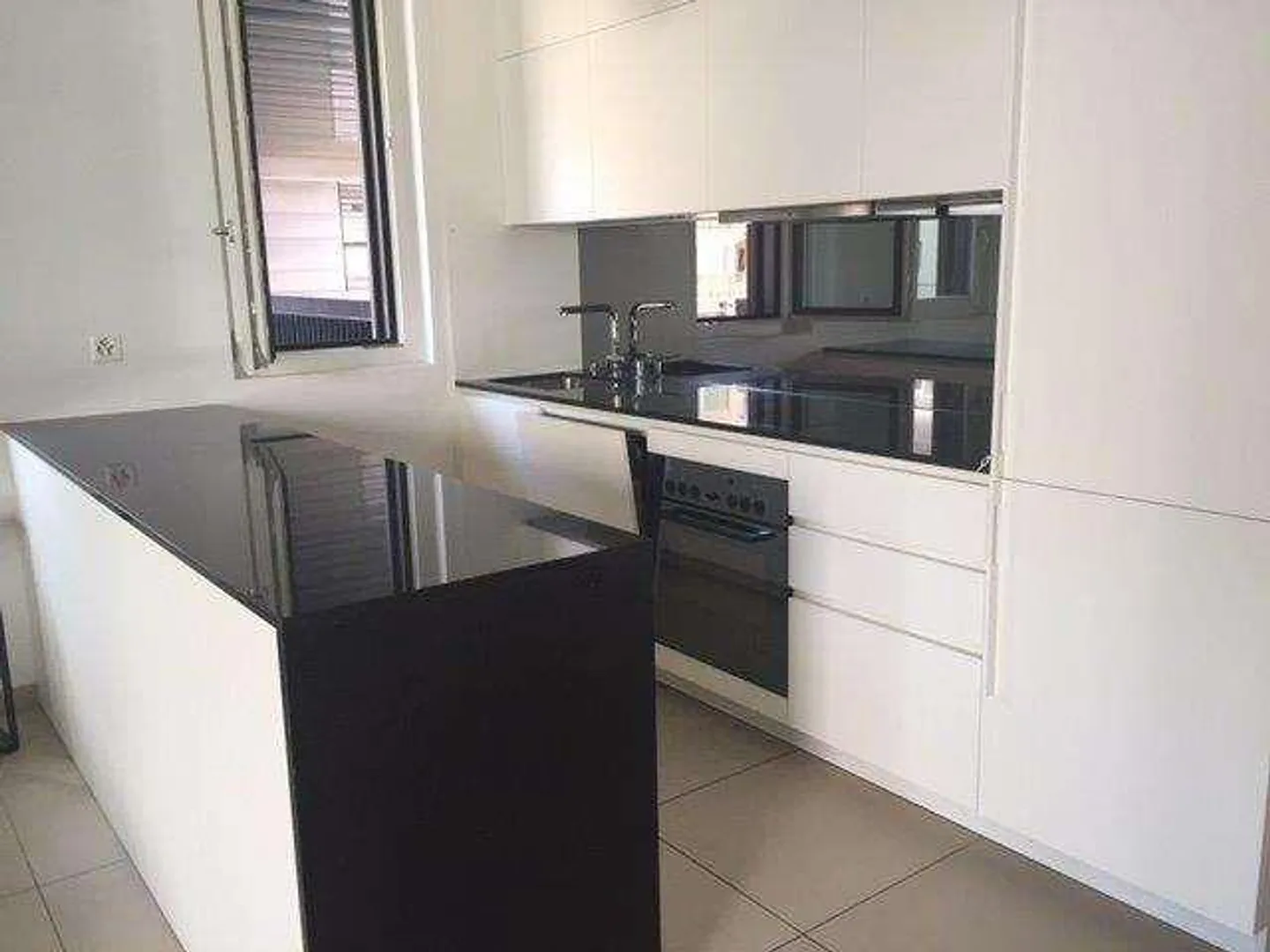 LUGANO: SPACIOUS AND ELEGANT 2.5 ROOMS IN THE CITY CENTER - Photo 6 of 10