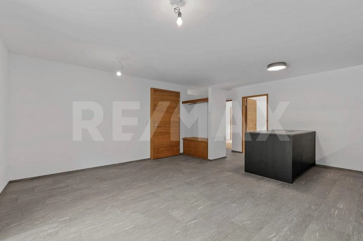 Appartement 3½ pièces n° 3 avec grand balcon au 1er étage en tant que résidence secondaire - Photo 3 sur 12
