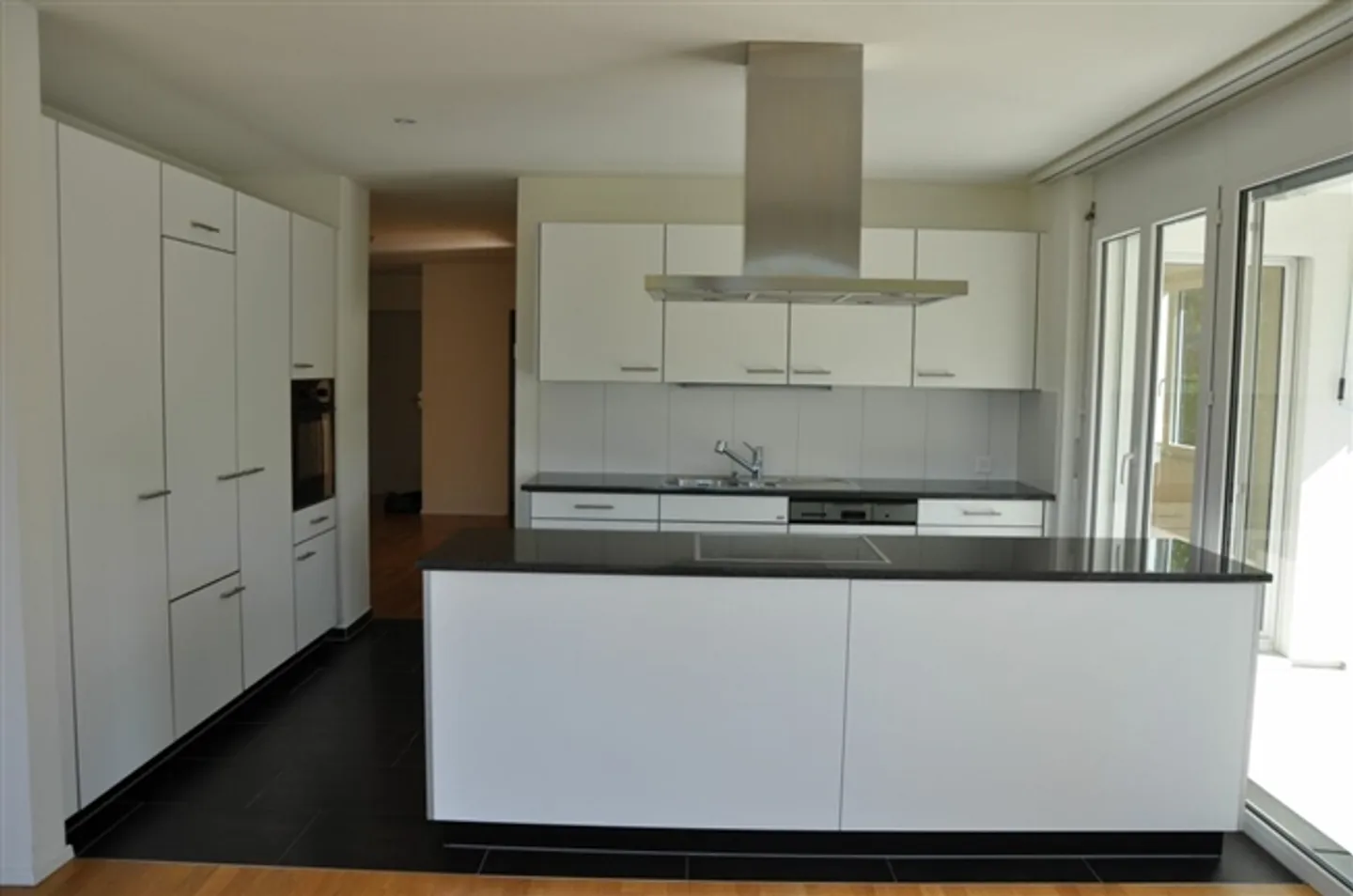 Appartement spacieux et confortable de 4,5 pièces avec charme moderne et balcon ensoleillé à Bäretswil. - Photo 2 sur 16