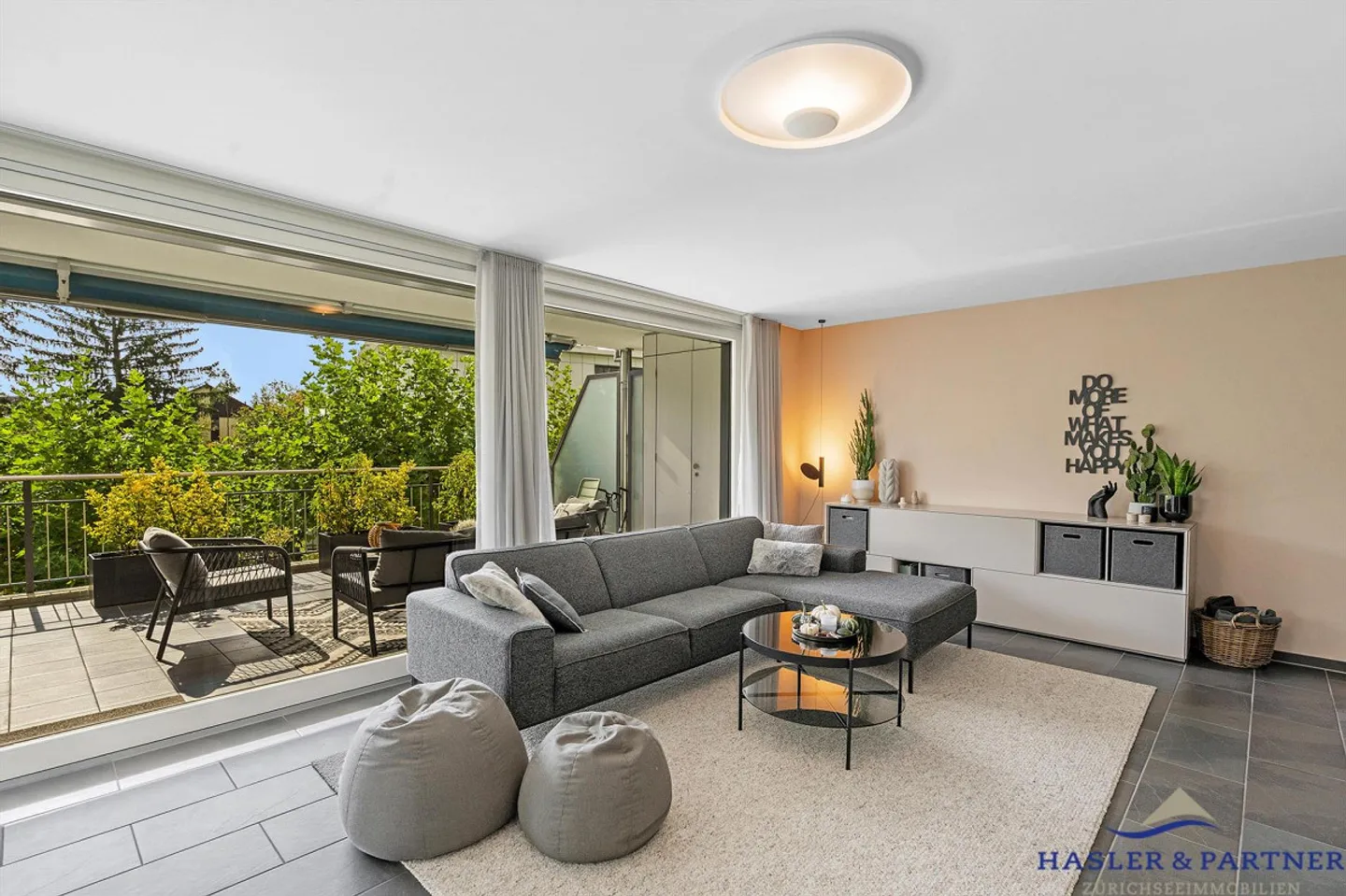 Espace pour les familles – Vie moderne avec terrasse et jardin à Meilen - Photo 1 sur 4
