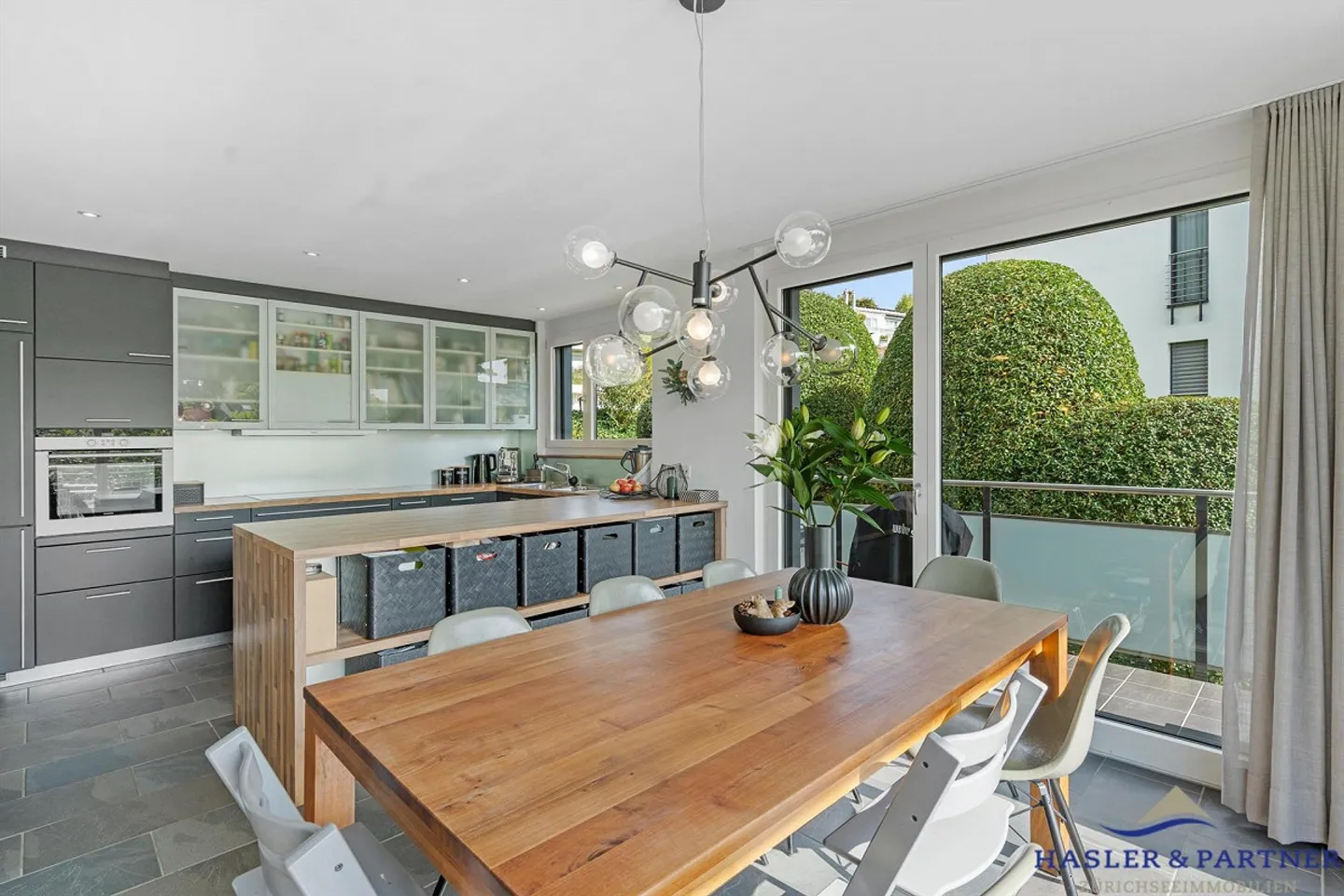 Espace pour les familles – Vie moderne avec terrasse et jardin à Meilen - Photo 2 sur 4