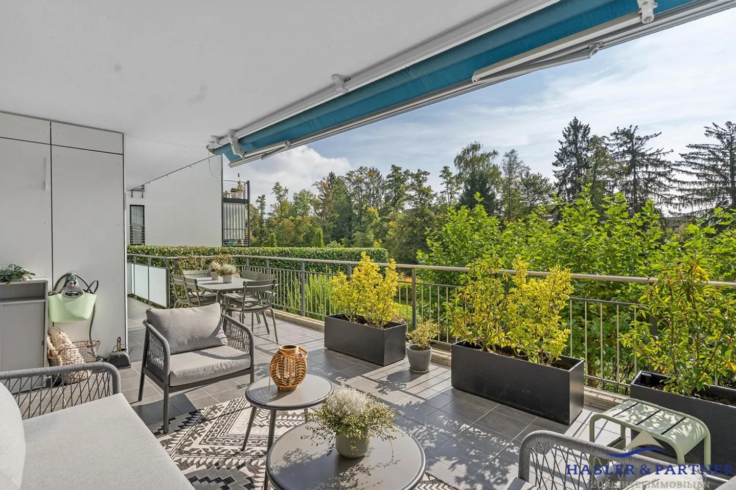 Espace pour les familles – Vie moderne avec terrasse et jardin à Meilen - Photo 3 sur 4
