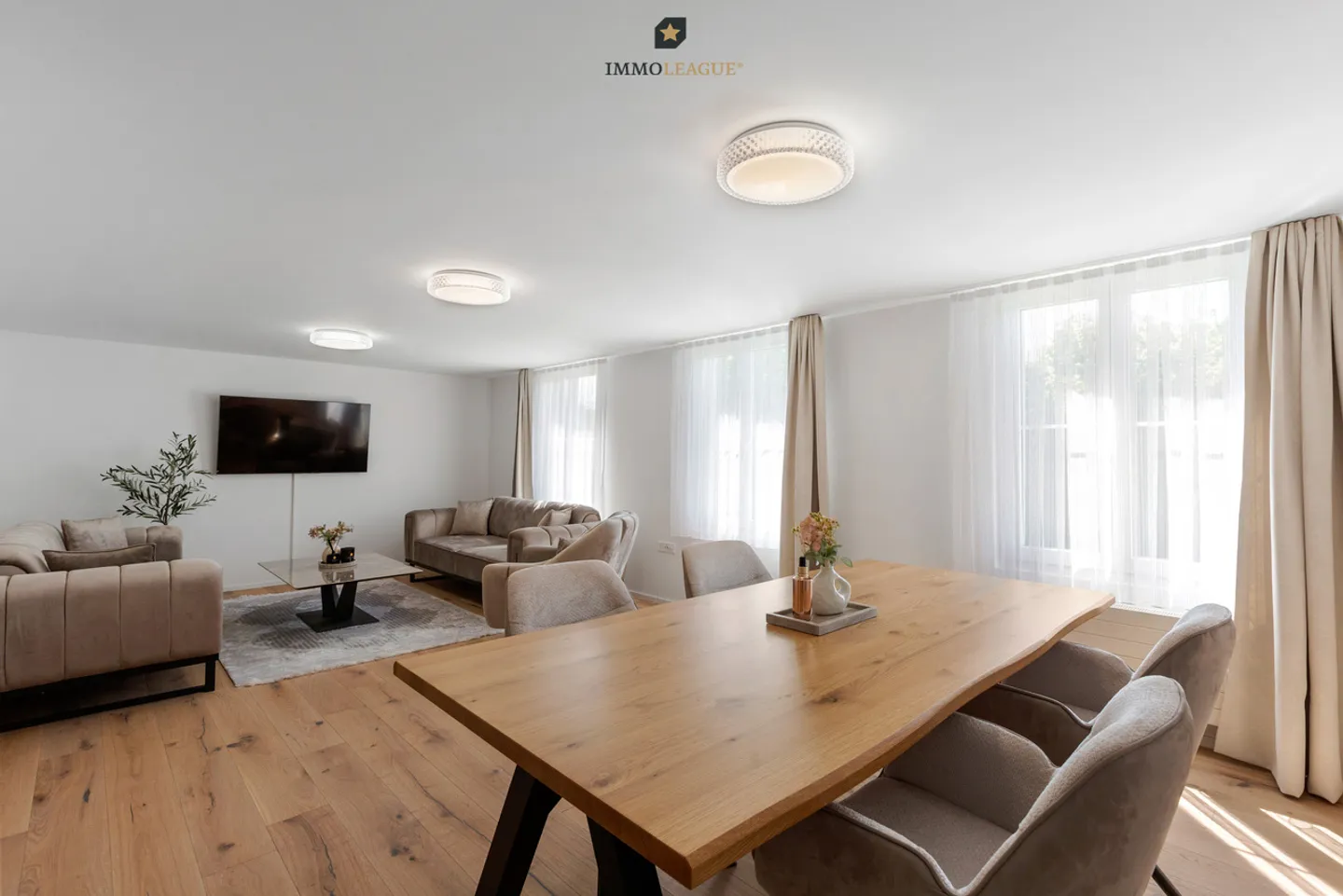 Versatile family idyll with exceptional space - Photo 2 of 8