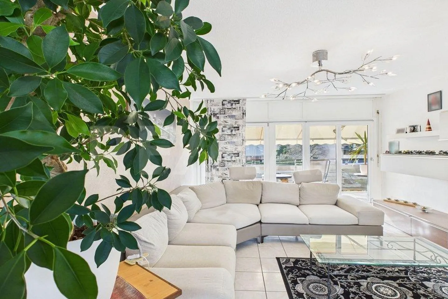 Appartement lumineux de 3 ½ pièces avec terrasse dans un quartier résidentiel calme et bien desservi - Photo 1 sur 13