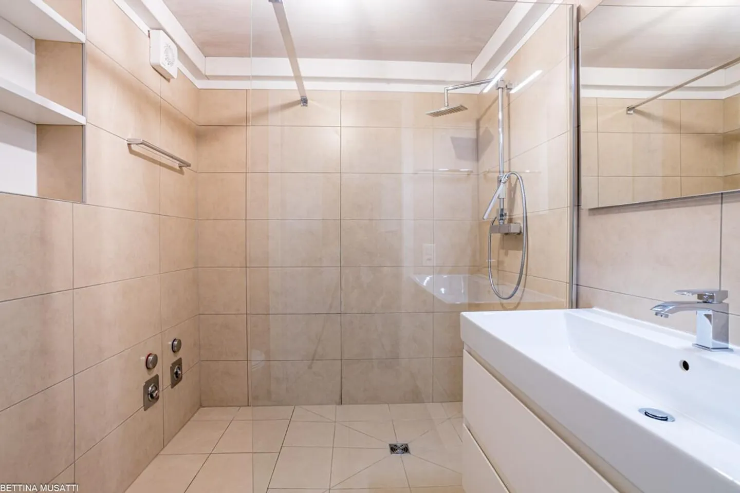 MELANO - 3.5 ROOMS RENOVATED WITH MODERN COMFORT - Photo 9 of 15