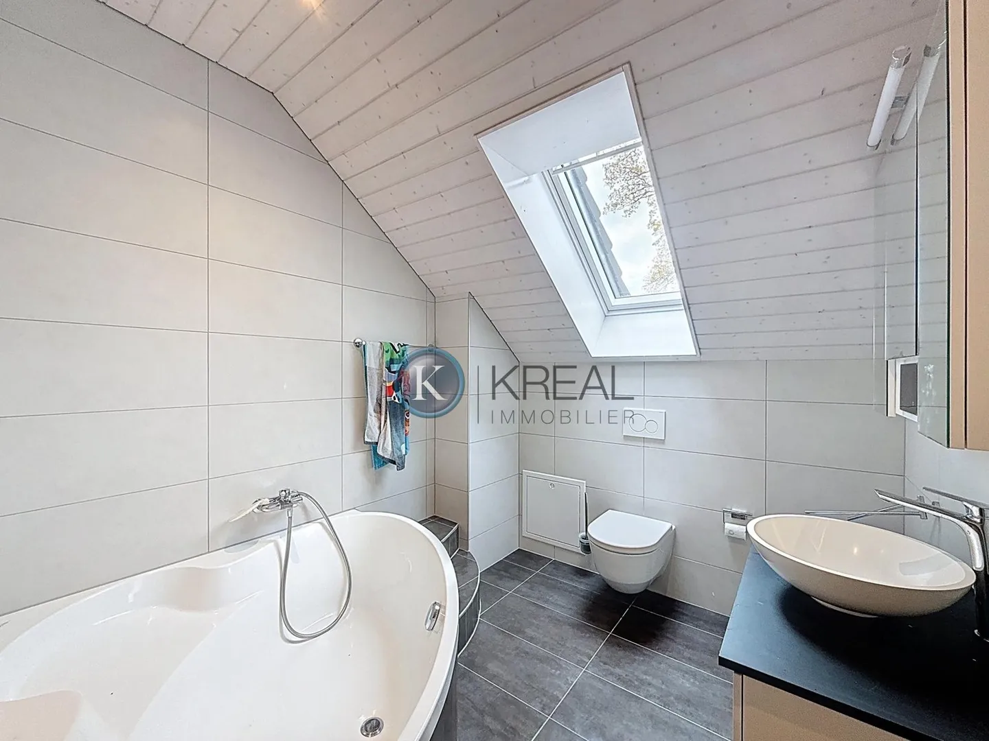 Two-family house with 5.5 rooms in a green environment, 25 minutes from Lausanne - Photo 9 of 13