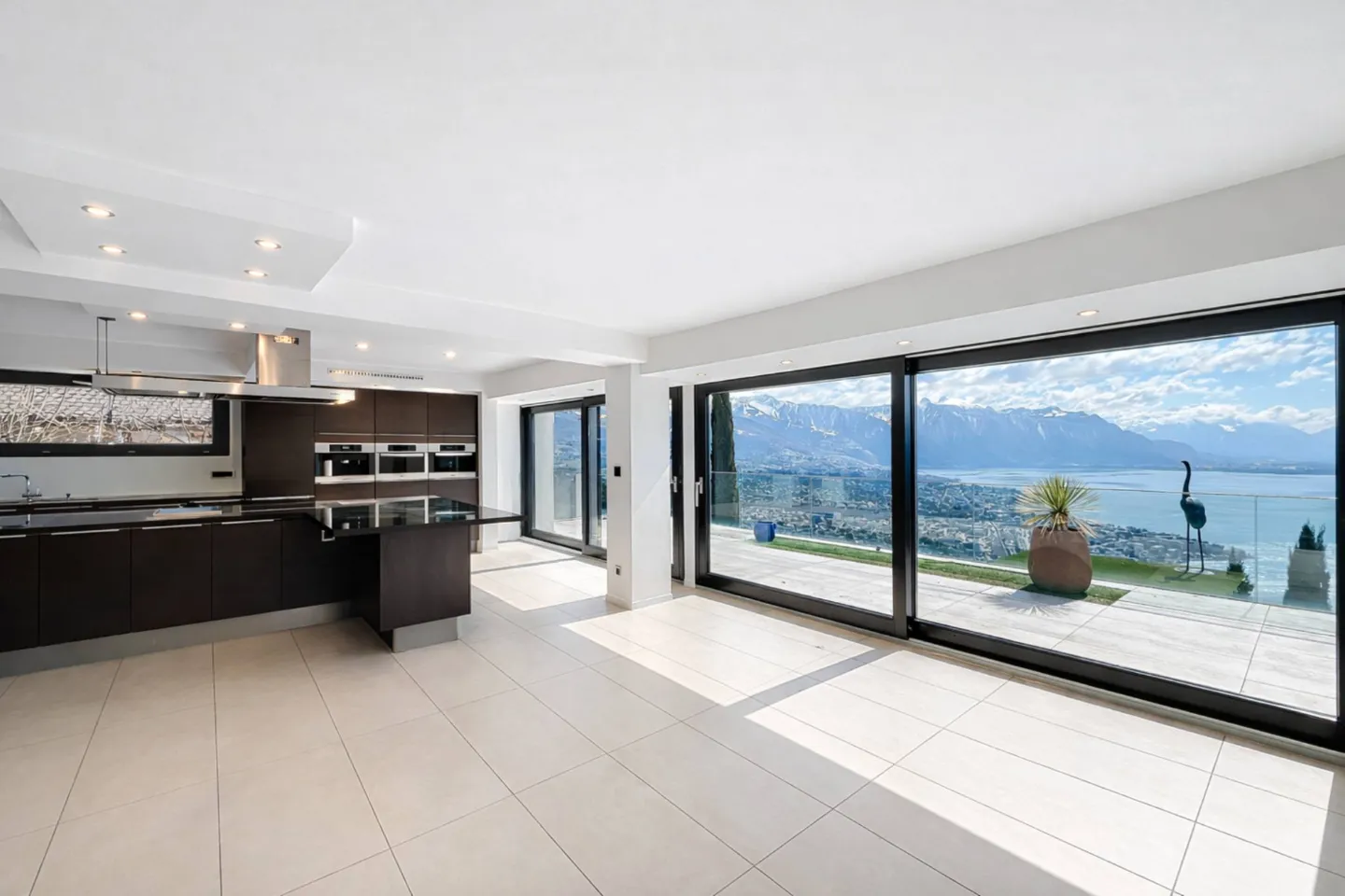Property with 6.5 rooms, swimming pool and breathtaking view - Photo 6 of 13
