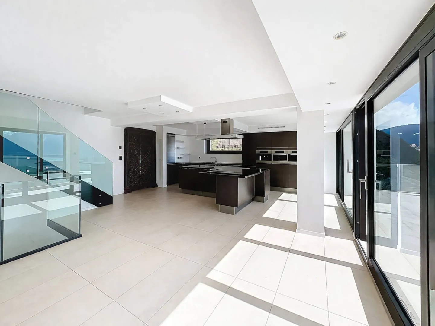 Property with 6.5 rooms, swimming pool and breathtaking view - Photo 4 of 13