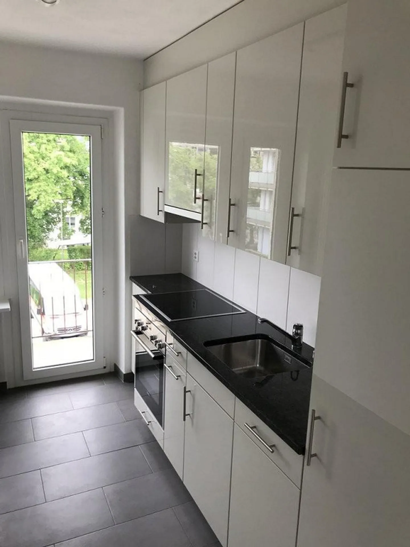 Appartement 2 pièces dans un emplacement verdoyant - Photo 3 sur 8