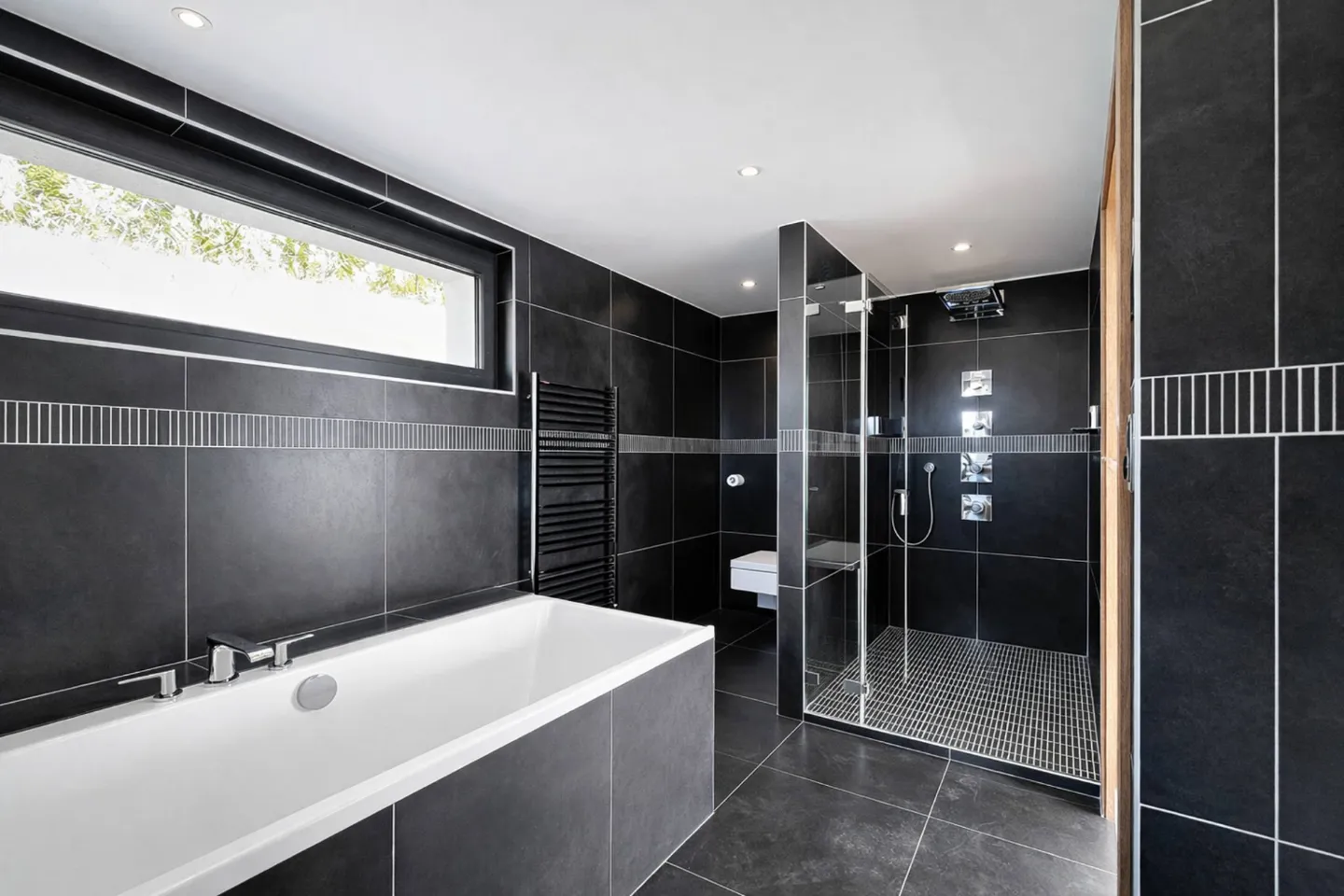 Property with 6.5 rooms, swimming pool and breathtaking view - Photo 8 of 13