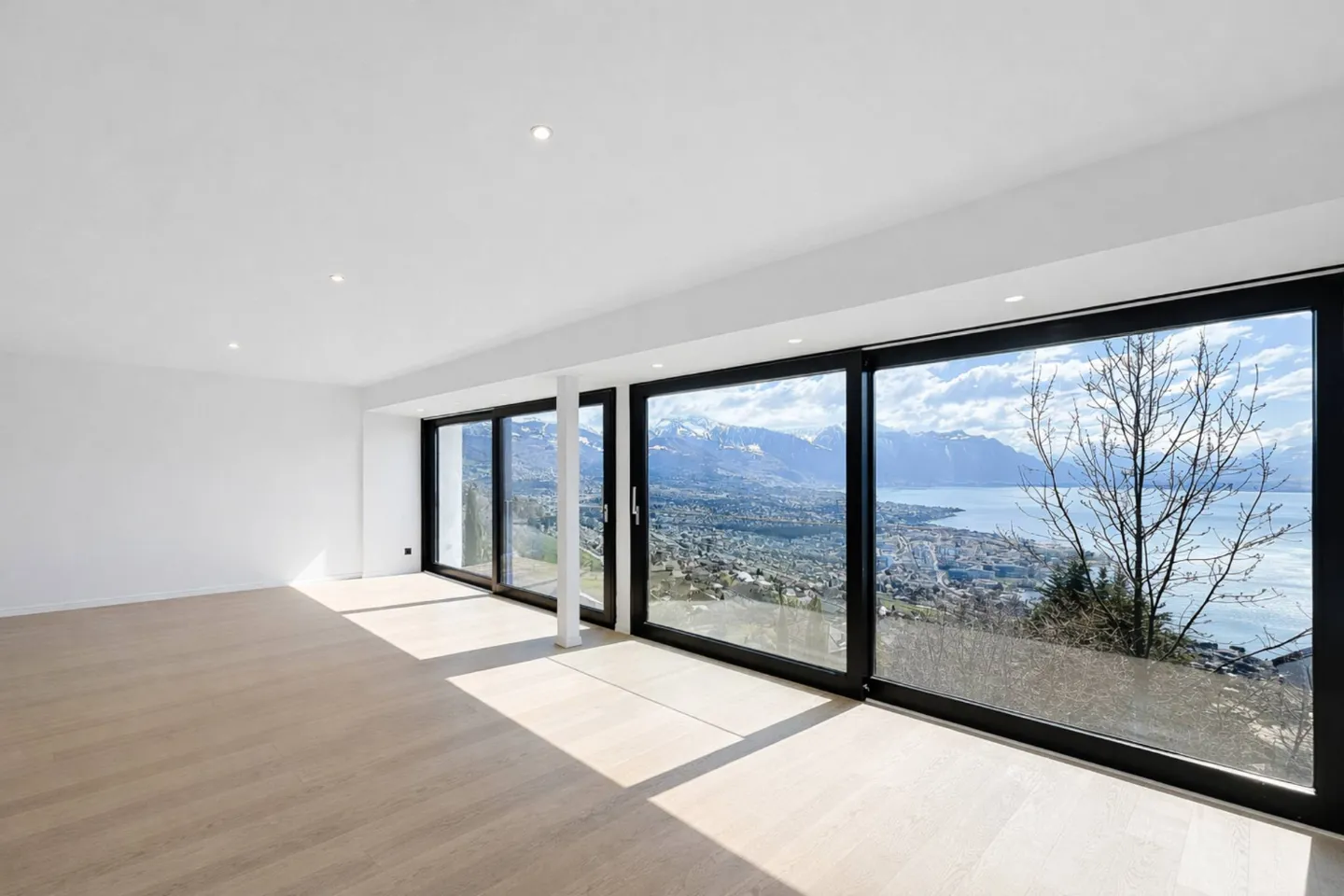 Property with 6.5 rooms, swimming pool and breathtaking view - Photo 9 of 13