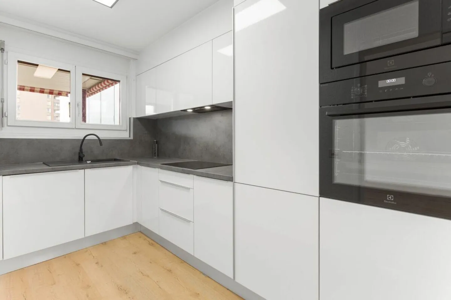 Bel appartement dans un emplacement central avec vue - Photo 2 sur 10