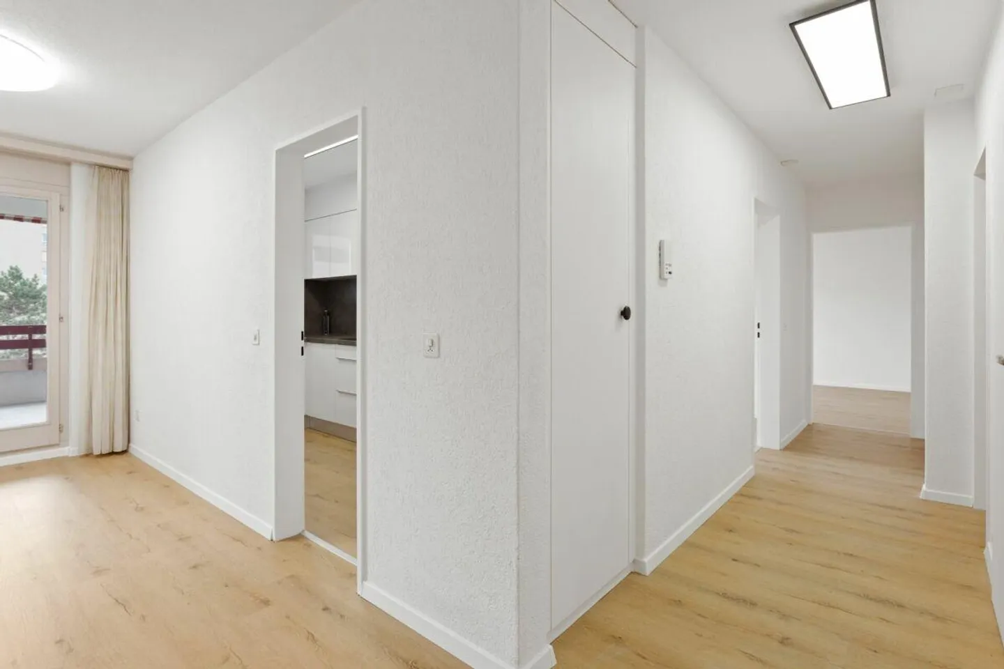 Bel appartement dans un emplacement central avec vue - Photo 3 sur 10