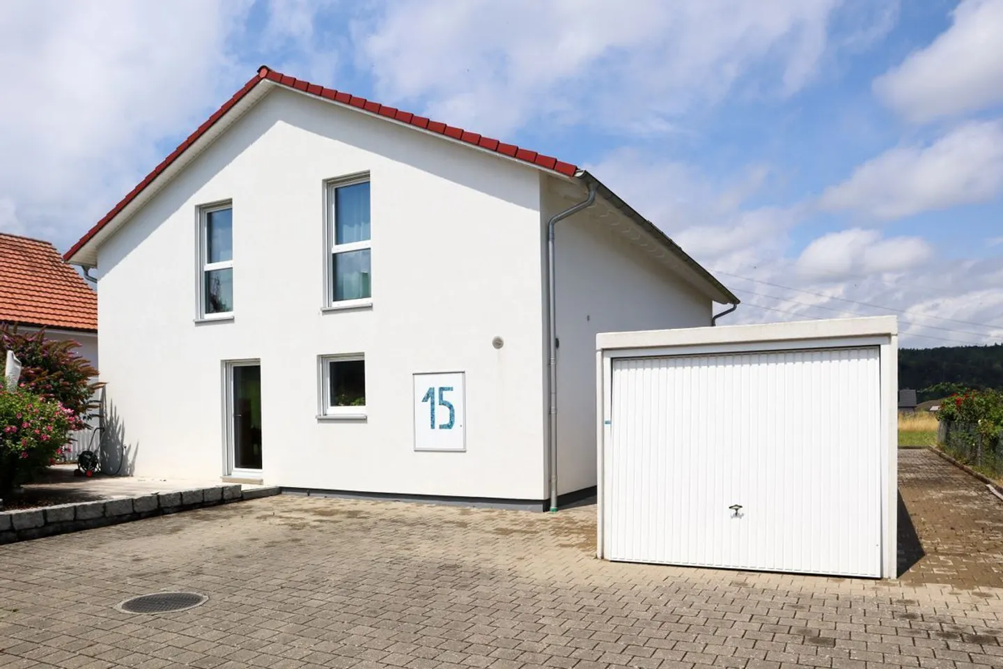 Casa unifamiliare di 6 ½ stanze con appartamento di 2 stanze (accessibile in sedia a rotelle) in una posizione molto tranquilla e soleggiata - Foto 2 di 13
