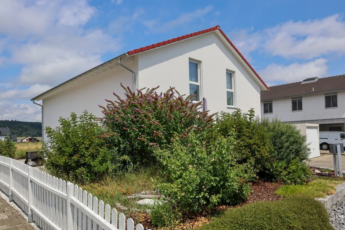 Casa unifamiliare di 6 ½ stanze con appartamento di 2 stanze (accessibile in sedia a rotelle) in una posizione molto tranquilla e soleggiata - Foto 3 di 13