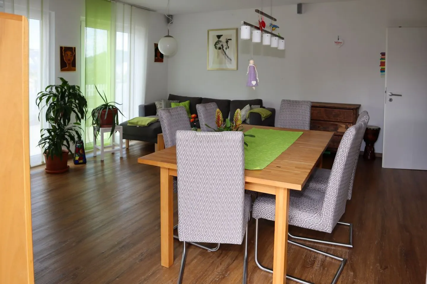 Casa unifamiliare di 6 ½ stanze con appartamento di 2 stanze (accessibile in sedia a rotelle) in una posizione molto tranquilla e soleggiata - Foto 8 di 13
